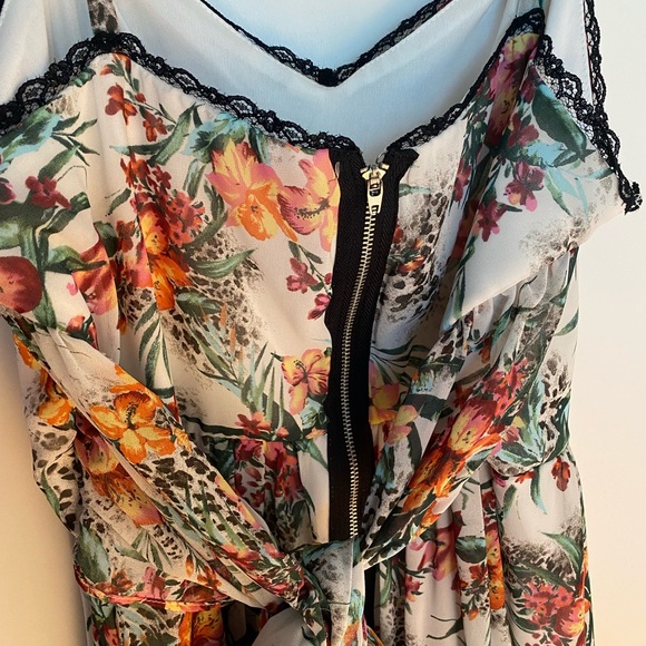 White floral print dress with black lace edging - Picture 1 of 5